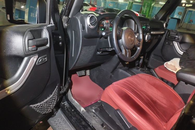 Used Jeep Wrangler 2011 3.8L Sahara two-door model Driver Seat