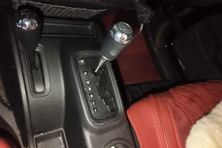 Used Jeep Wrangler 2011 3.8L Sahara two-door model Gear Lever