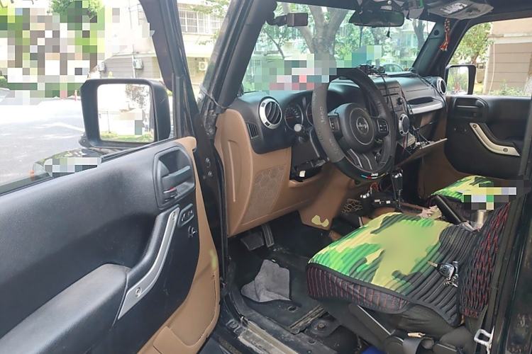 Used Jeep Wrangler 2011 3.8L Sahara Four-Door Edition Interior 3