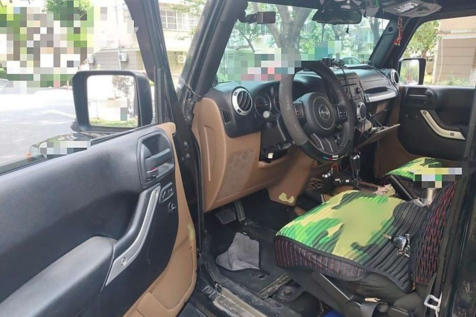 Used Jeep Wrangler 2011 3.8L Sahara Four-Door Edition Interior 3
