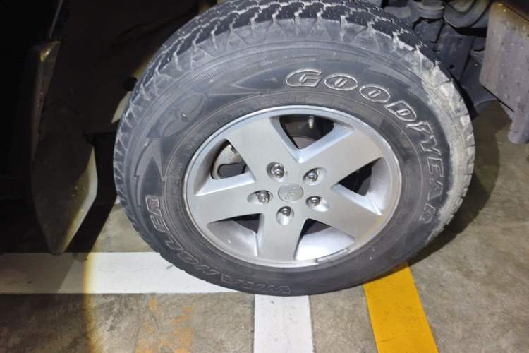 Used Jeep Wrangler 2011 3.8L Sahara two-door model Right Front Wheel Hub