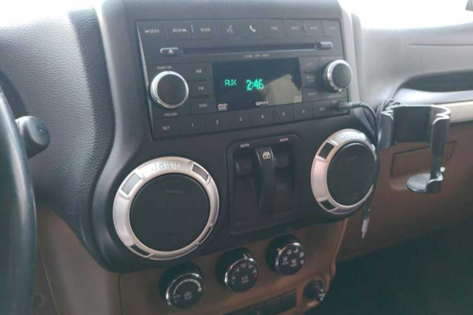 Used Jeep Wrangler 2011 3.8L Rubicon two-door version Audio And AC Panel