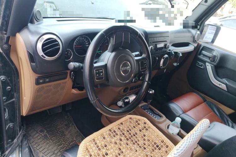 Used Jeep Wrangler 2011 3.8L Rubicon two-door version Center Console