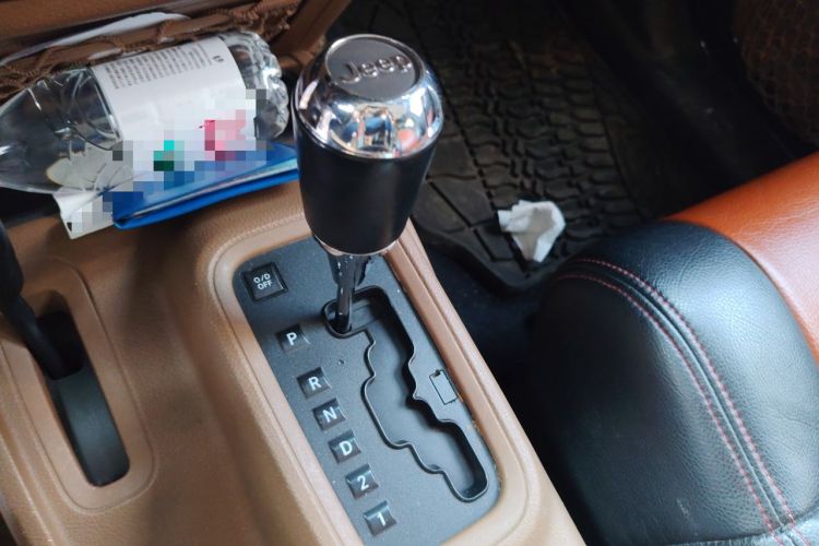 Used Jeep Wrangler 2011 3.8L Rubicon two-door version Gear Lever