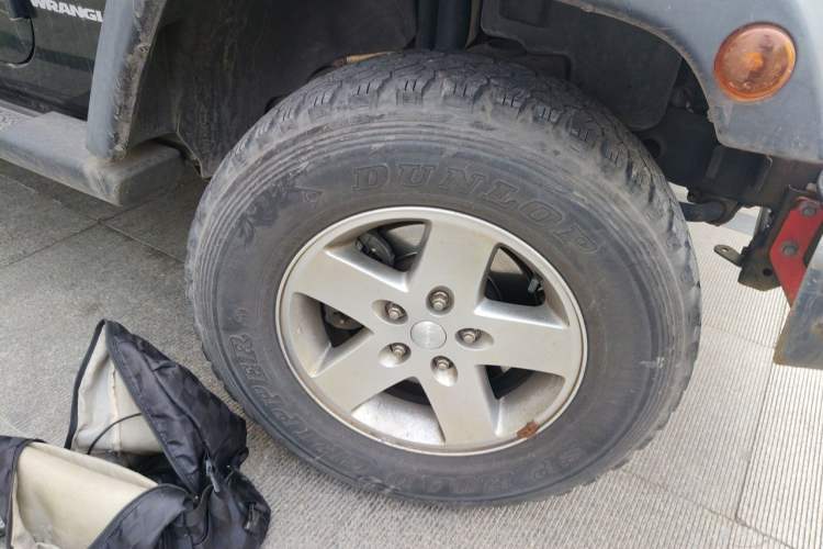 Used Jeep Wrangler 2011 3.8L Rubicon two-door version Right Front Wheel Hub