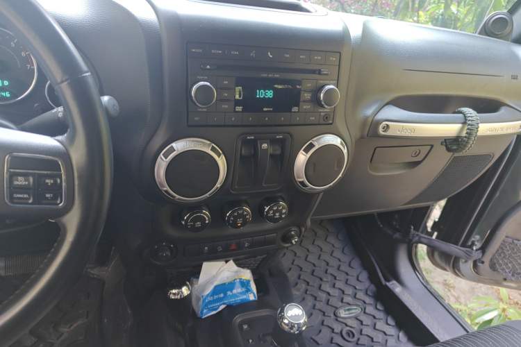 Used Jeep Wrangler 2011 3.8L Rubicon two-door version Audio And AC Panel