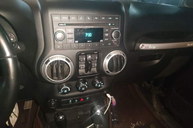 Used Jeep Wrangler 2011 3.8L Sahara Four-Door Edition Audio And AC Panel