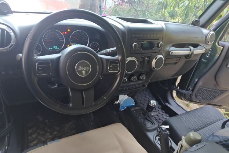 Used Jeep Wrangler 2011 3.8L Rubicon two-door version Center Console