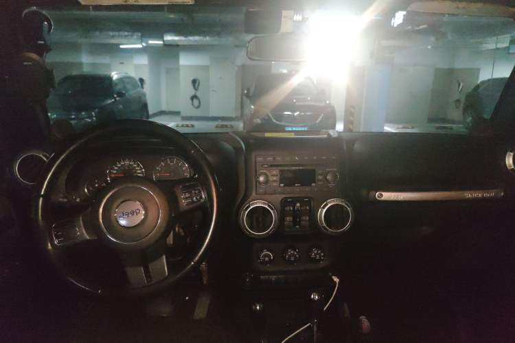Used Jeep Wrangler 2011 3.8L Sahara Four-Door Edition Center Console