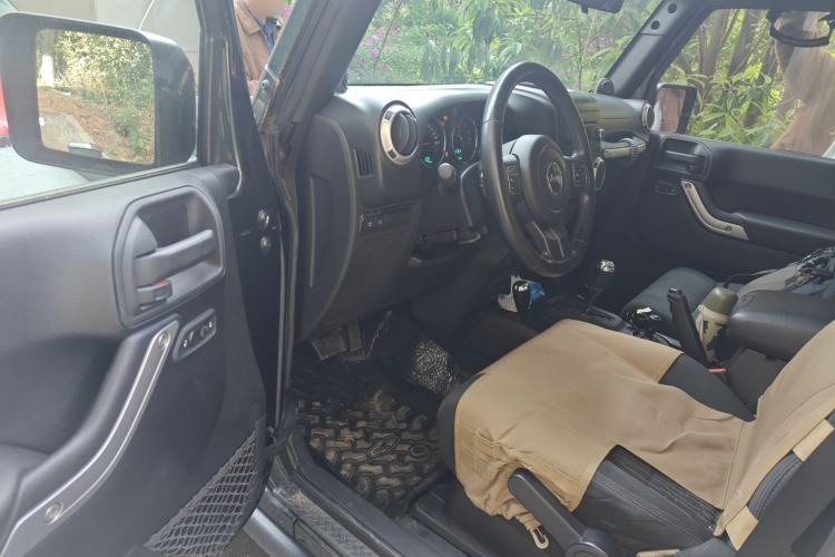 Used Jeep Wrangler 2011 3.8L Rubicon two-door version Driver Seat