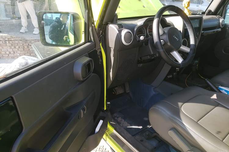 Used Jeep Wrangler 2011 3.8L Sahara two-door model Driver Seat