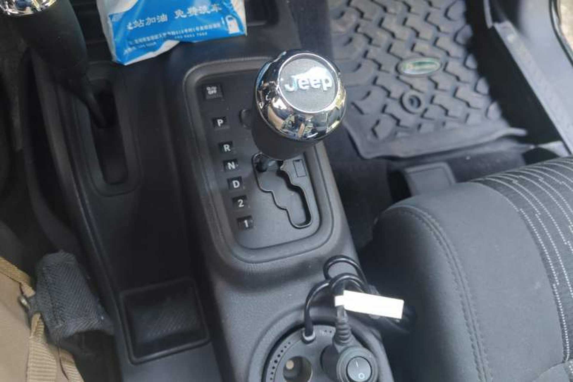 Used Jeep Wrangler 2011 3.8L Rubicon two-door version Gear Lever