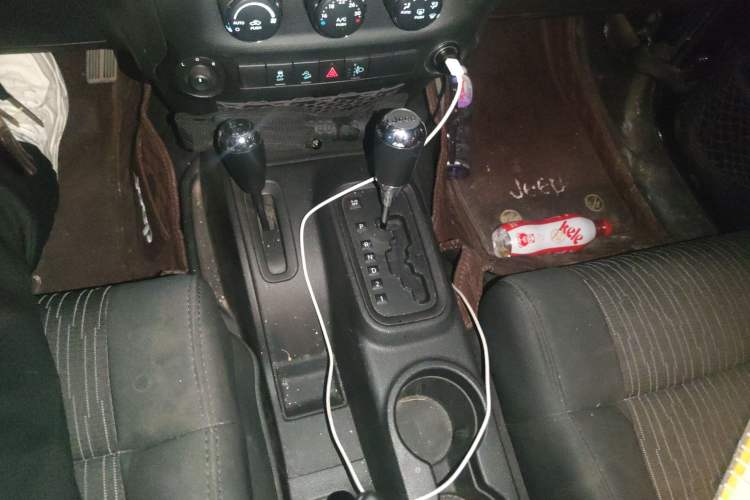 Used Jeep Wrangler 2011 3.8L Sahara Four-Door Edition Gear Lever