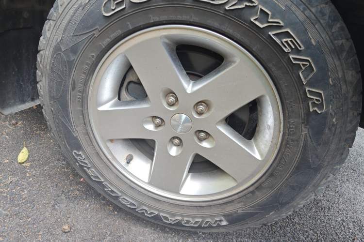 Used Jeep Wrangler 2011 3.8L Rubicon two-door version Right Front Wheel Hub