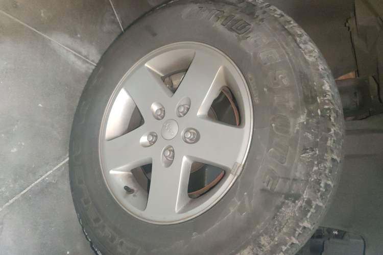 Used Jeep Wrangler 2011 3.8L Sahara Four-Door Edition Right Front Wheel Hub