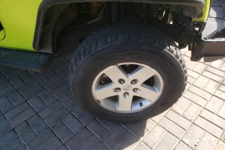 Used Jeep Wrangler 2011 3.8L Sahara two-door model Right Front Wheel Hub
