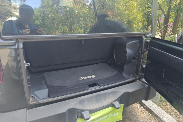 Used Jeep Wrangler 2011 3.8L Rubicon two-door version Trunk