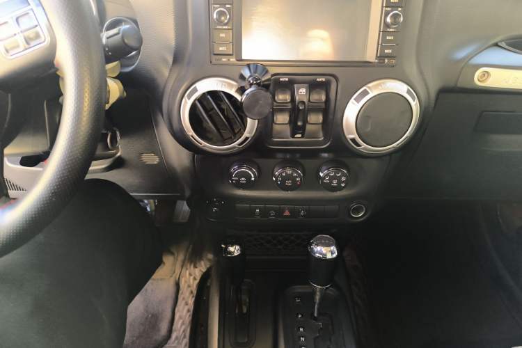 Used Jeep Wrangler 2011 3.8L Sahara Four-Door Edition Audio And AC Panel