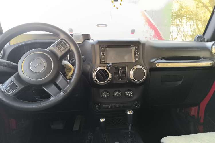 Used Jeep Wrangler 2011 3.8L Sahara Four-Door Edition Center Console