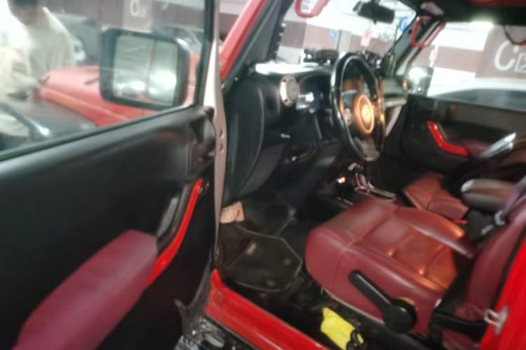 Used Jeep Wrangler 2011 3.8L Sahara Four-Door Edition Driver Seat