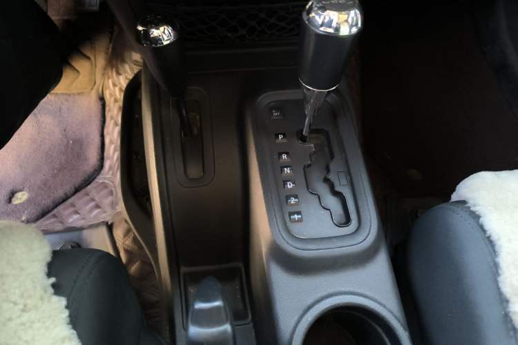 Used Jeep Wrangler 2011 3.8L Sahara Four-Door Edition Gear Lever