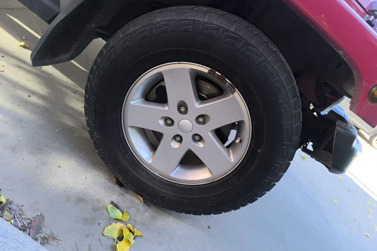Used Jeep Wrangler 2011 3.8L Sahara Four-Door Edition Right Front Wheel Hub