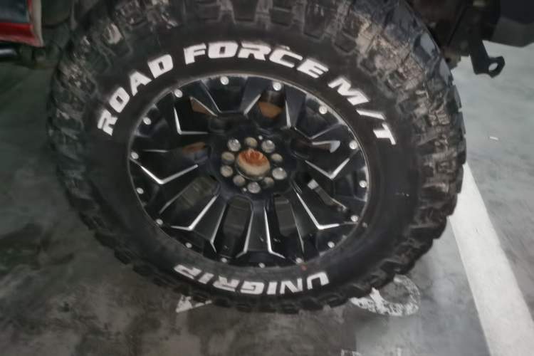 Used Jeep Wrangler 2011 3.8L Sahara Four-Door Edition Right Front Wheel Hub