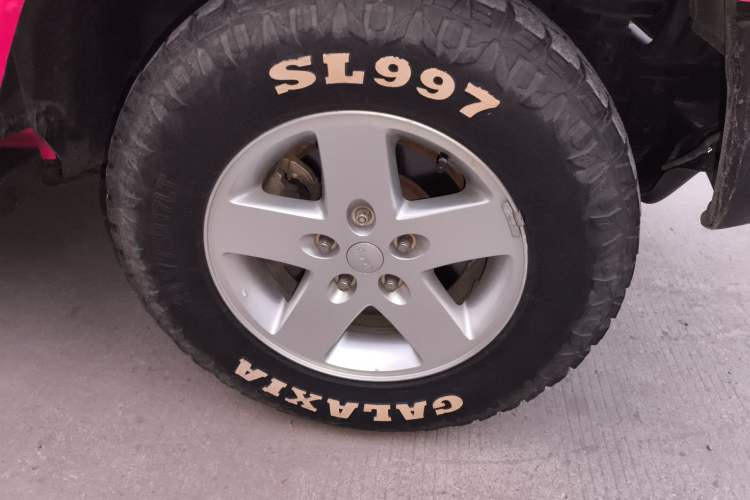 Used Jeep Wrangler 2011 3.8L Sahara Four-Door Edition Right Front Wheel Hub