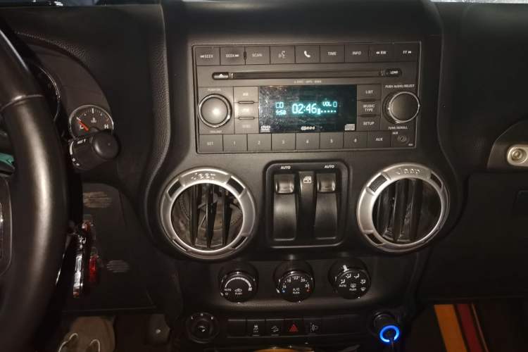 Used Jeep Wrangler 2011 3.8L Rubicon two-door version Audio And AC Panel