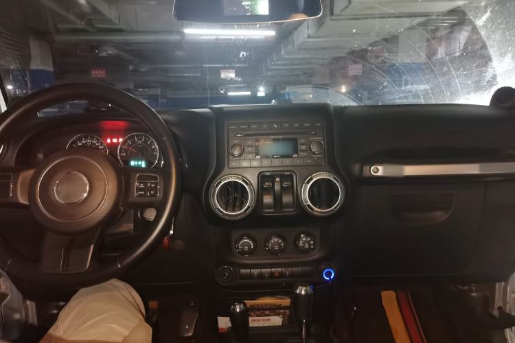 Used Jeep Wrangler 2011 3.8L Rubicon two-door version Center Console