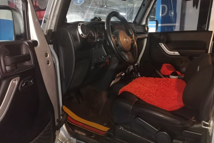 Used Jeep Wrangler 2011 3.8L Rubicon two-door version Driver Seat