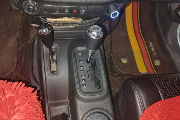 Used Jeep Wrangler 2011 3.8L Rubicon two-door version Gear Lever