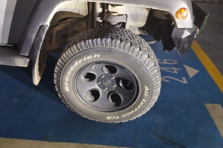 Used Jeep Wrangler 2011 3.8L Rubicon two-door version Right Front Wheel Hub