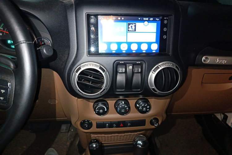 Used Jeep Wrangler 2011 3.8L Rubicon two-door version Audio And AC Panel