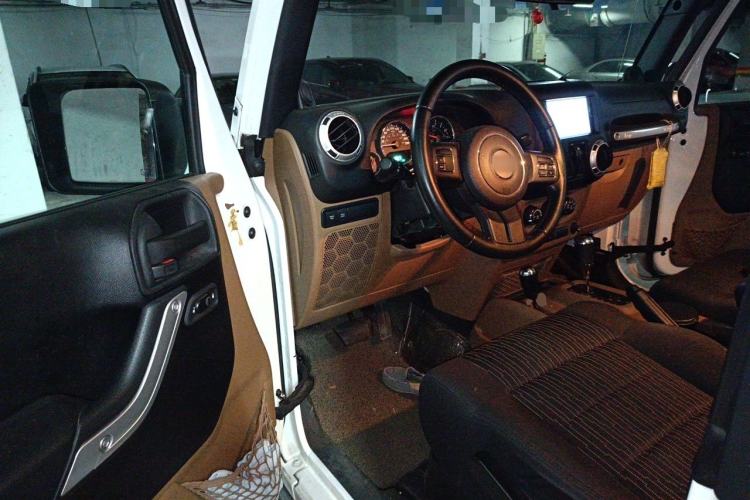 Used Jeep Wrangler 2011 3.8L Rubicon two-door version Driver Seat