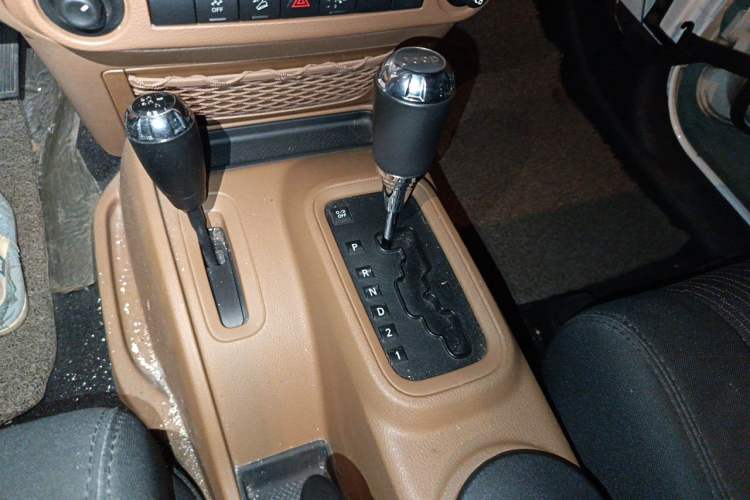 Used Jeep Wrangler 2011 3.8L Rubicon two-door version Gear Lever