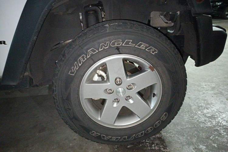 Used Jeep Wrangler 2011 3.8L Rubicon two-door version Right Front Wheel Hub