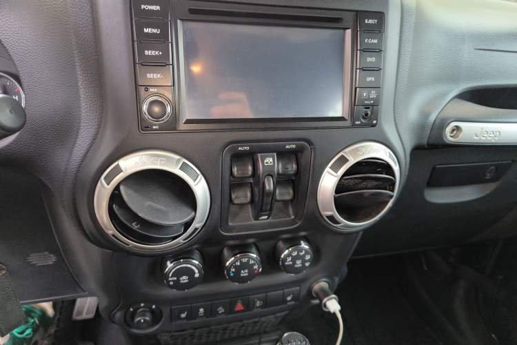 Used Jeep Wrangler 2012 3.6L Sahara Four-Door Edition Audio And AC Panel