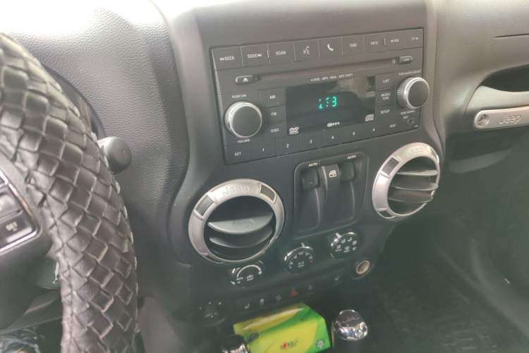 Used Jeep Wrangler 2012 3.6L Sahara two-door version Audio And AC Panel