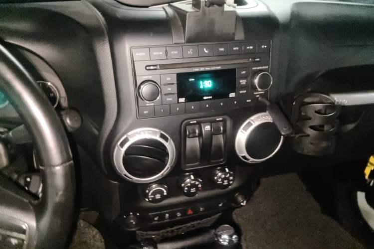 Used Jeep Wrangler 2012 3.6L Sahara two-door version Audio And AC Panel