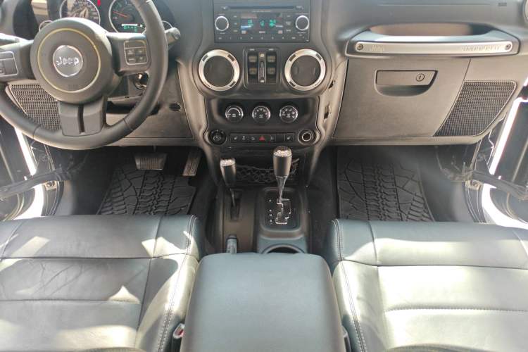 Used Jeep Wrangler 2012 3.6L Sahara Four-Door Edition Audio And AC Panel