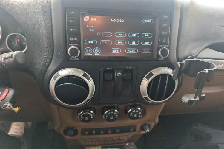Used Jeep Wrangler 2012 3.6L Sahara two-door version Audio And AC Panel