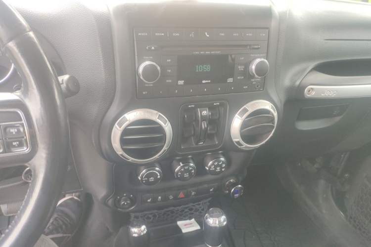 Used Jeep Wrangler 2012 3.6L Rubicon Four-Door Edition Audio And AC Panel