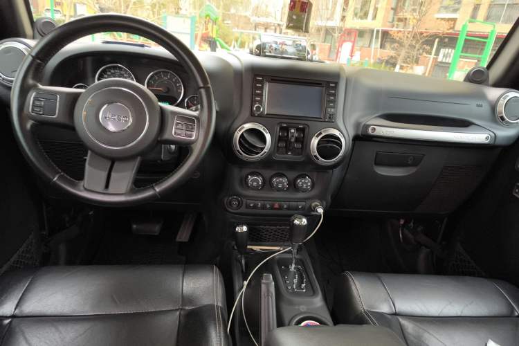 Used Jeep Wrangler 2012 3.6L Sahara Four-Door Edition Center Console