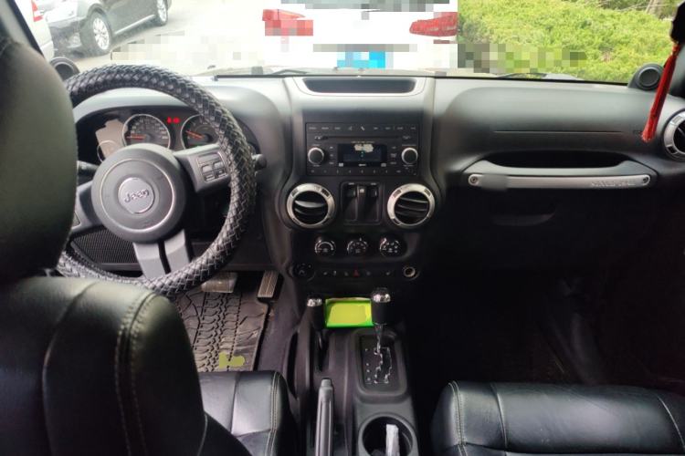 Used Jeep Wrangler 2012 3.6L Sahara two-door version Center Console