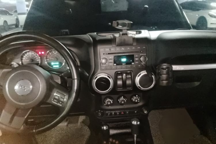 Used Jeep Wrangler 2012 3.6L Sahara two-door version Center Console