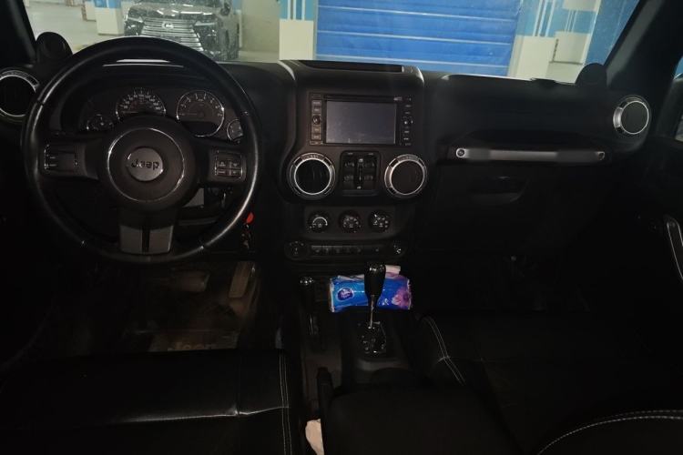 Used Jeep Wrangler 2012 3.6L Sahara Four-Door Edition Center Console