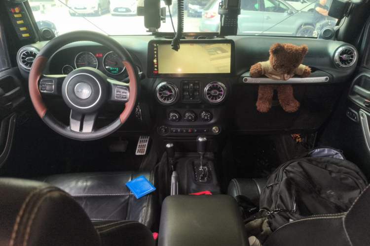 Used Jeep Wrangler 2012 3.6L Sahara Four-Door Edition Center Console