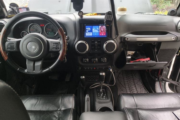 Used Jeep Wrangler 2012 3.6L Sahara Four-Door Edition Center Console