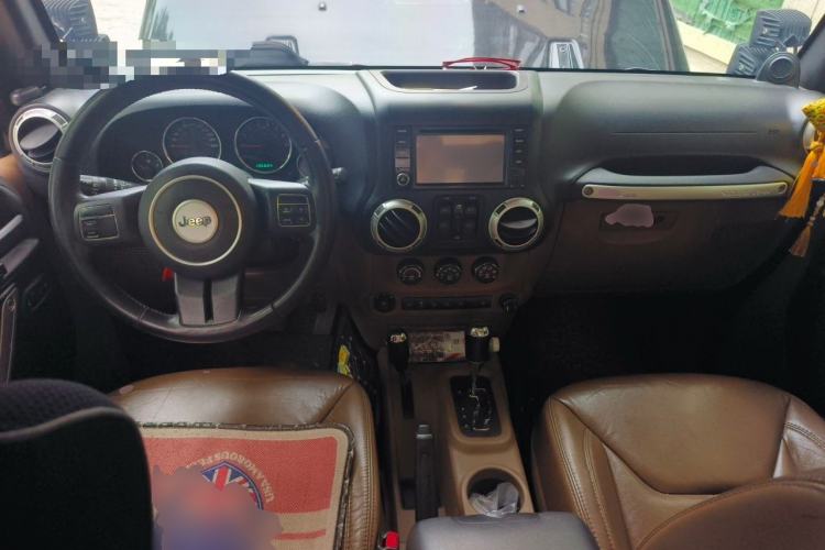 Used Jeep Wrangler 2012 3.6L Sahara Four-Door Edition Center Console